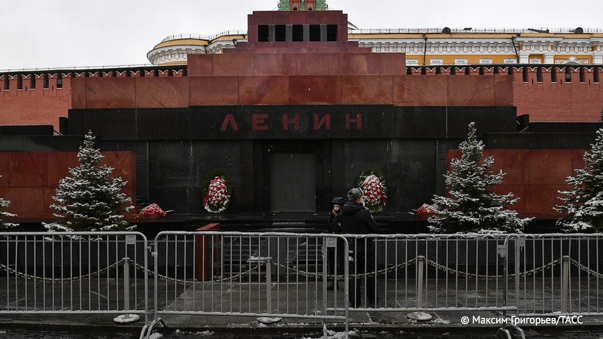 мавзолей в. и ленина на красной площади в москве. ленин в мавзолее 2022 фото. владимир ленин в мавзолее. ленин в мавзолее на красной площади.