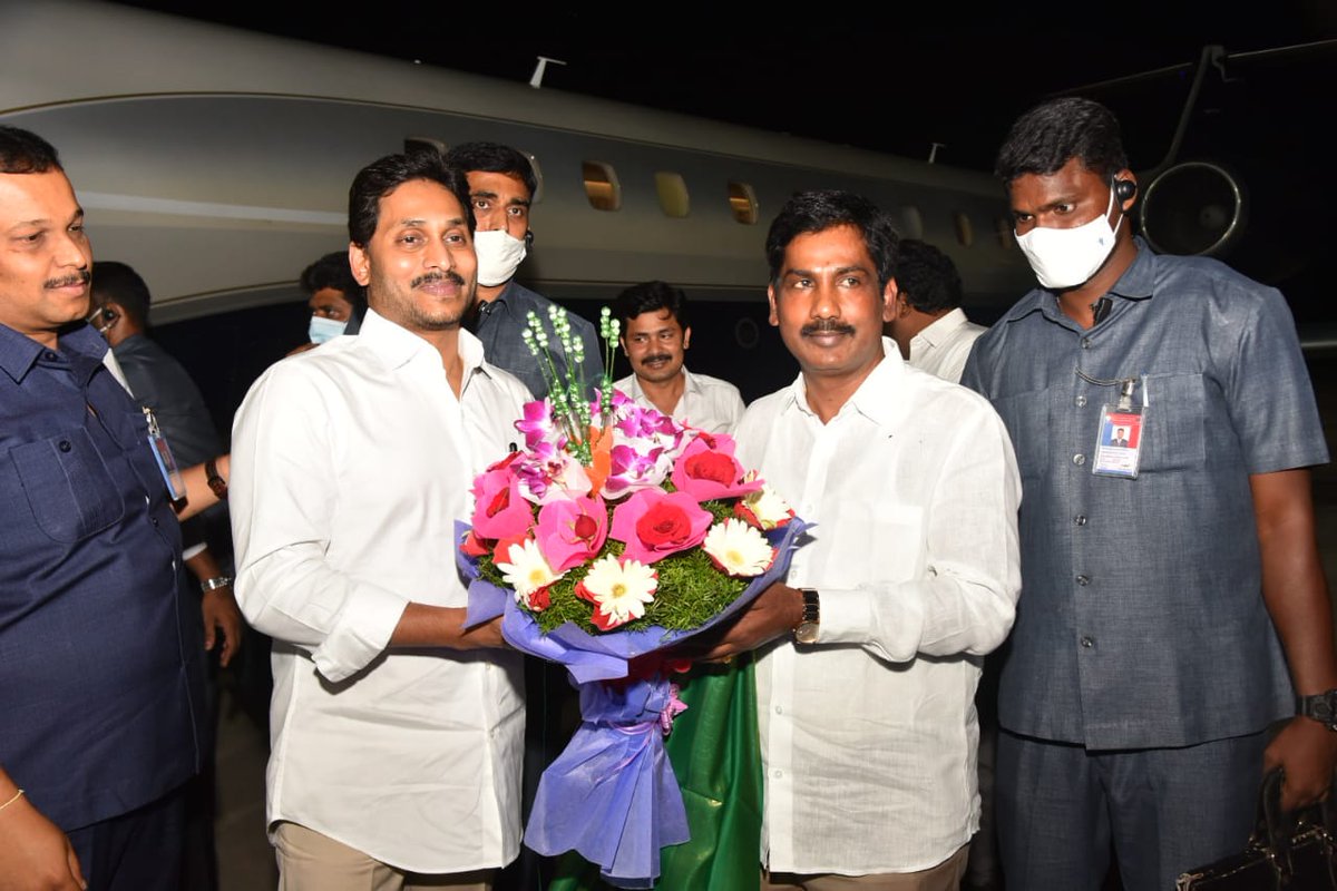 MSBabuOfficial's tweet photo. తిరుమల శ్రీ వేంకేశ్వరస్వామి దర్శన పర్యటనలో భాగంగా రేణిగుంట విమాాశ్రయానికి చేరుకున్న సీఎం @ysjagan గారికి పుష్పగుచ్ఛంతో స్వాగతం పలకడం జరిగింది.
#ApCmYsJagan
#TTD
#YsrcpPuthalapattu https://t.co/hqV5by4mJ9