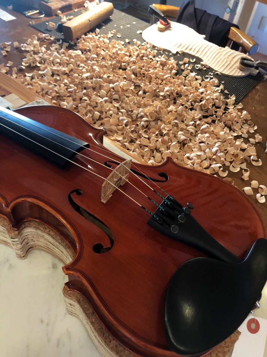 ConsulKyoto's tweet photo. Très belle visite aussi que celle de l’atelier du #luthier, conservateur du musée du violon a #Misasa, Takehito Okano. Il a suivi sa formation @montpellier_ , une des premières villes de France dans le domaine de la #lutherie. https://t.co/cu1hn9NR59