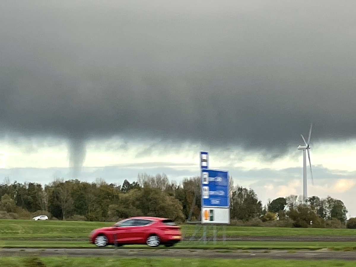AnthonyBanse's tweet photo. @WiebeSnijder @weermanrobert @helgavanleur @BuienRadarNL @PKuipersMunneke @whoebert @GerritHiemstra @Weerplaza Dit is bij Lelystad https://t.co/kB17NyHdU9