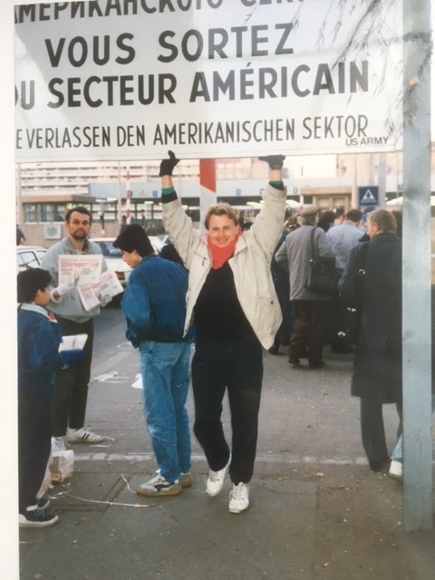 raymasseytweets's tweet photo. @AliceB01973554 #Mauerfall89 Ich war dabei!
#Mauerfall #MauerfallJetzt #Berlin #berlinwall https://t.co/gz74mo1eKs