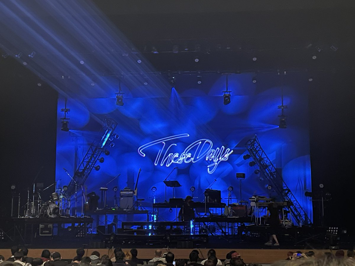 Mi_____1212's tweet photo. 歌声とても心に溢れるくらいに届きました。
演出もいつもより違くて感動
そして抽選券150辺りだと思ってて外れたなって思いつつ一応確認したら当たっててずっと手震えてました。。。
前回のライブでもトート当たってるんです
今年運最強🔥
家宝にします。ありがとうだなも！
#Thesedays_Tour 
#ReoNa https://t.co/VN5dQSiBgG