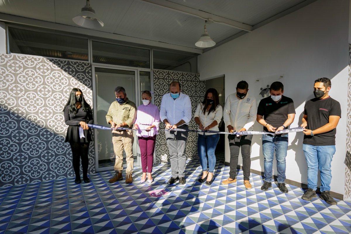 CesarBarbaD's tweet photo. El día de ayer inauguramos el comedor para profesores y trabajadores de #Prepa10, que cuenten con un espacio adecuado y digno para apoyar su labor es un compromiso que hemos asumido, porque en #PrepasUdeG lo más importante es nuestra comunidad https://t.co/qALblmVcMS