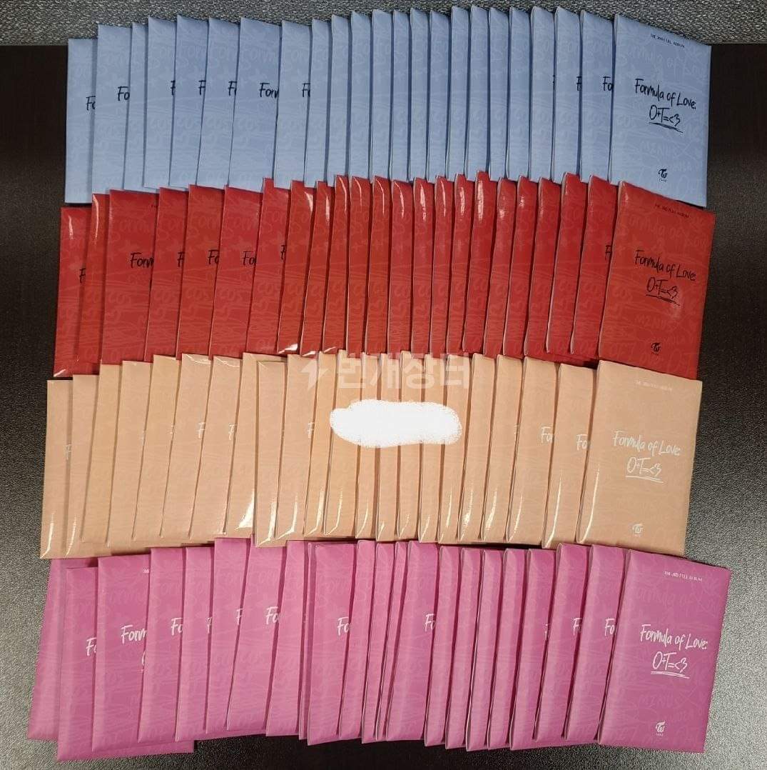 comfy_cart's tweet photo. WTS LFB PH
☁️ FORMULA OF LOVE POB ☁️
PHOTOCARD SET - 230
MEMBER SET - 120
ETA: NORMAL
DOP: PAYMENT IS AFTER FULFILLMENT OF SLOTS 😢 https://t.co/2FFpTgvgyz