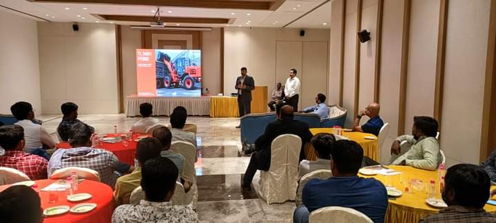 Tata_Hitachi_IN's tweet photo. We are delighted to announce the launch of our all new CEV-IV TL340H Prime Wheel Loader at our dealership Progressive Motors Pvt. Ltd., Morbi, Gujarat.
#TataHitachi #CEVIV #WheelLoader #ChaloDeshBanaye #MasksDownForPhotosOnly https://t.co/jcsQ46jlyR