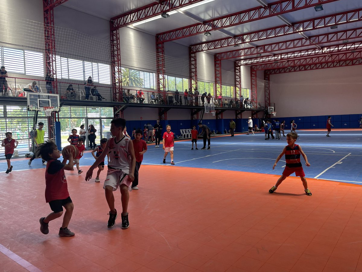 letidetorres's tweet photo. Encuentro de escuelitas de básquet en nuestro @EspacioMg @MunicipioGMvd . Llenito de gurises y gurisas. Divina jornada de trabajo colectivo. Las infancias en el centro 
#AcertateALG https://t.co/tb0pAwPkOL