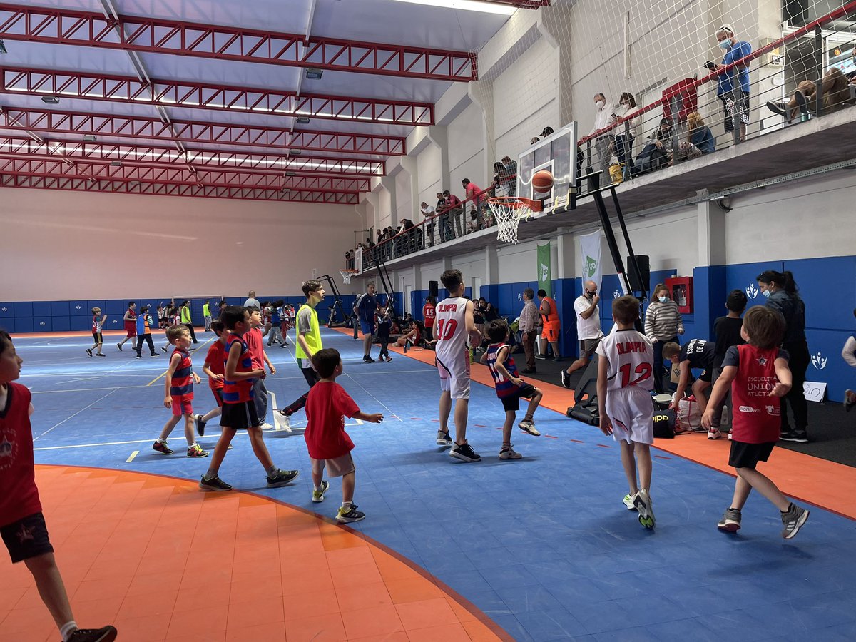 letidetorres's tweet photo. Encuentro de escuelitas de básquet en nuestro @EspacioMg @MunicipioGMvd . Llenito de gurises y gurisas. Divina jornada de trabajo colectivo. Las infancias en el centro 
#AcertateALG https://t.co/tb0pAwPkOL
