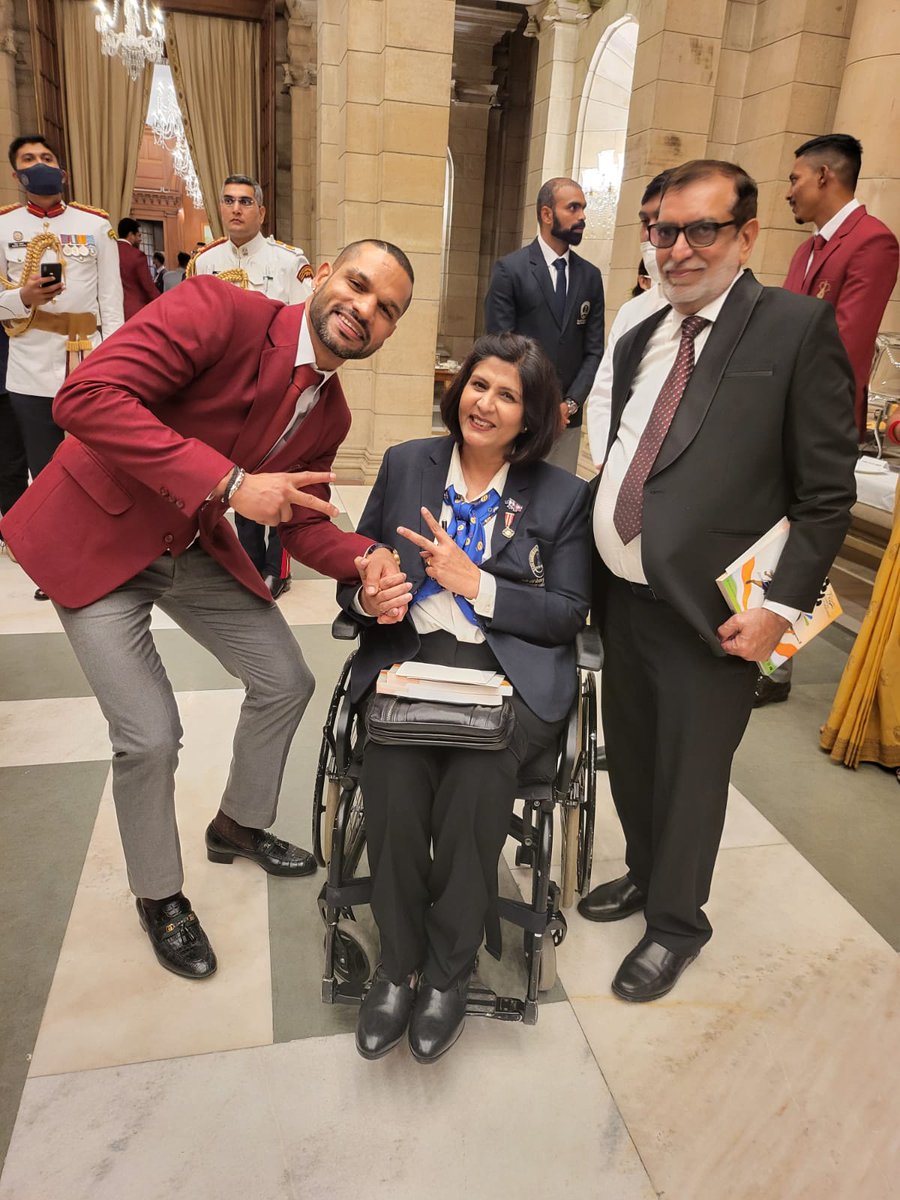 It's always been a happy moment meeting you @SDhawan25! But today I can say was the happiest one...
Congratulations on recieving the prestigious Arjuna Award. @rashtrapatibhvn
#NationalSportsAwards 
@ianuragthakur 
@BCCI