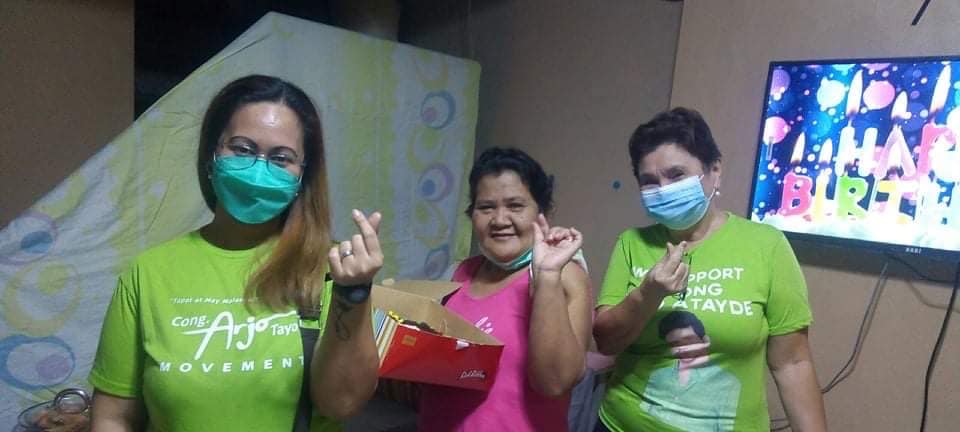 CongArjoTayo's tweet photo. Masayang inihatid ng mga Barangay Community Organizers ng Cong Arjo Tayo Movement ang handog na regalo ni Lodi Cong Arjo Atayde sa ating member na senior citizen na nagdiwang ng kaniyang ika-63 na kaarawan kahapon, November 12.

Happy birthday Ate Mater Lampos! 

#CongArjoTayo https://t.co/7LfEzWahmZ