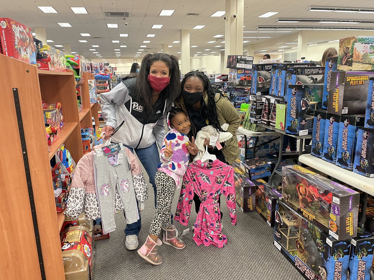 Pitt_TF_XC's tweet photo. Had a blast helping out at the annual @WTAE & @SalvationArmyUS Project Bundle Up shopping event this morning 🤩
#H2P // #BundleThemUp https://t.co/J0j9vM9tXt