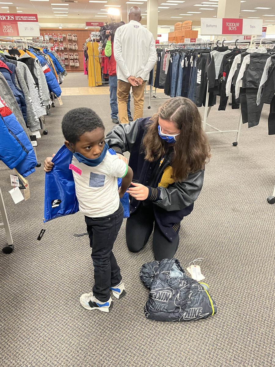 Pitt_TF_XC's tweet photo. Had a blast helping out at the annual @WTAE & @SalvationArmyUS Project Bundle Up shopping event this morning 🤩
#H2P // #BundleThemUp https://t.co/J0j9vM9tXt