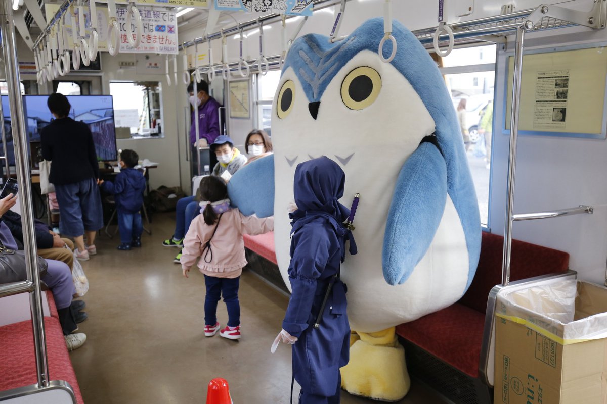 hukunin's tweet photo. ふくにんだよ！

今日は遊びに来てくれてありがとう！

とっても久しぶりに、たくさんのお友達に会えて嬉しかったよ！

ピンク忍者列車の前で写真を撮ってもらっていたら、足が汚れちゃったから、後で水浴びしてキレイにしよっと！

みんなも僕の写真を送ってくれると嬉しいな！ https://t.co/Xwe6GSx0sQ