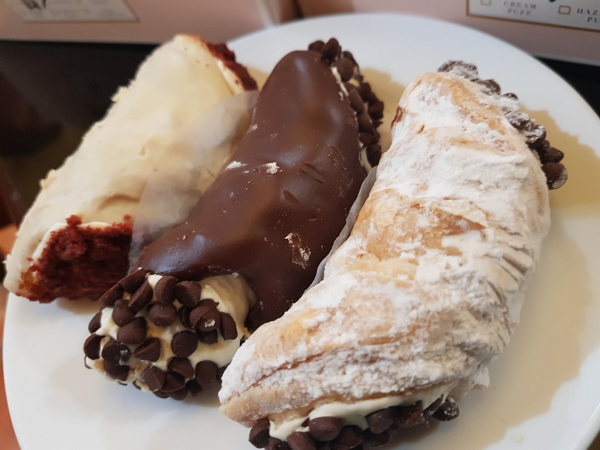igmungcal's tweet photo. Wala ako nakita sa pampanga so i ordered from QC 😎 Nothing But Jill Cannolis 😋 https://t.co/179Q48Iikb