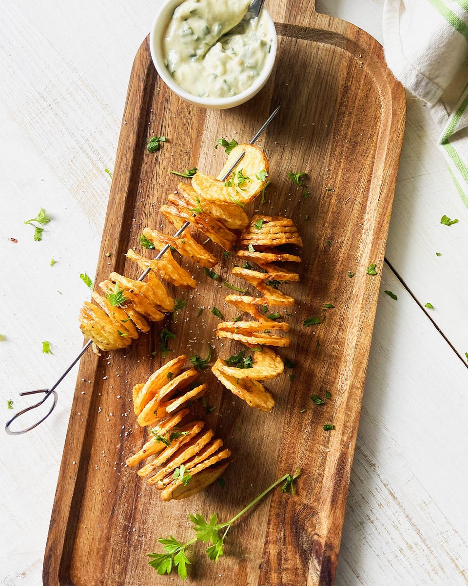 maspatule's tweet photo. Envie d’une #recette fun et #gourmande aujourd’hui ? 
Découvrez une manière rapide et ludique de découper vos #pommesdeterre pour obtenir cette délicieuse recette pommes de terre #spirales. 
[La recette est ici >> https://t.co/qsUlQ09tpU ! 📙] https://t.co/4gPqca7pTX