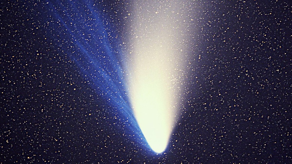 Comet Hale-Bopp, showing two tails, a fainter, bluer one at left. 