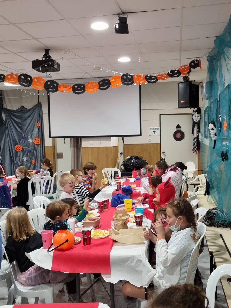 f_elsjovenils's tweet photo. ¡Halloween en Els Jovenils! 🎃
¡Los #pequejovenils lo pasaron de miedo con una cena terrífica y qué ganas tenían de asustarnos!🧟♂️🧟♀️🧟
#ElsJovenils #fentfalla #fentfesta https://t.co/ozWpG0Aygc