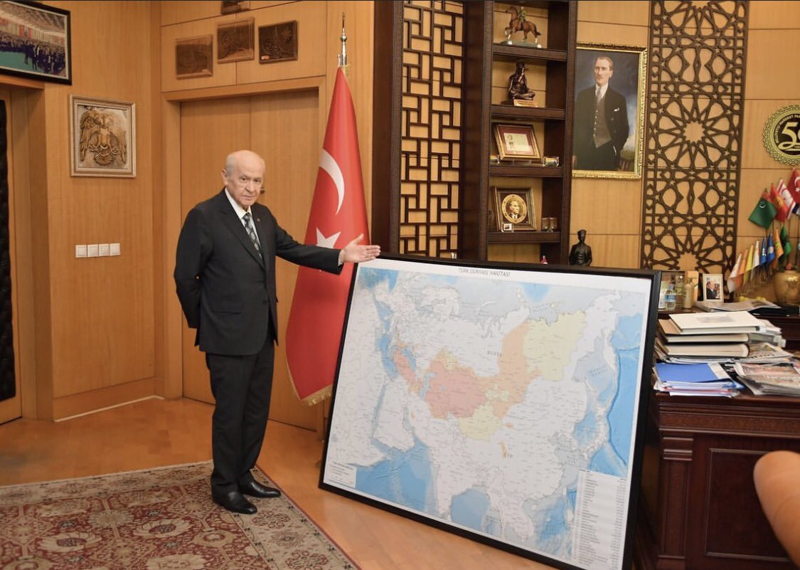 MHP Lideri Sn.Devlet Bahçeli,Türk Devletleri Teşkilatı 8.Zirvesi münasebeti ile Cumhurbaşkanı Sn.Recep Tayyip Erdoğan’ı telefonla arayarak tebrik etmiş,esasen ve gıyaben Türkiye Cumhurbaşkanı’na “Milli Şuur Nişanı’nı” Türk Milletinin layık gördüğünü samimiyetle paylaşmıştır.