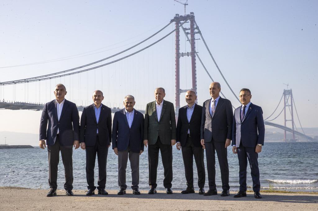 BY's tweet photo. Asya ile Avrupa kıtasını karayolu ile birleştiren sembollerin köprüsü #1915ÇanakkaleKöprüsü ’nün son tabliye montaj törenini gerçekleştirdik.

Cumhurbaşkanımız @RTErdogan’ın liderliğinde hayallerimiz gerçek oluyor. 

Durmak yok, yola devam. https://t.co/XOu1hnEMST