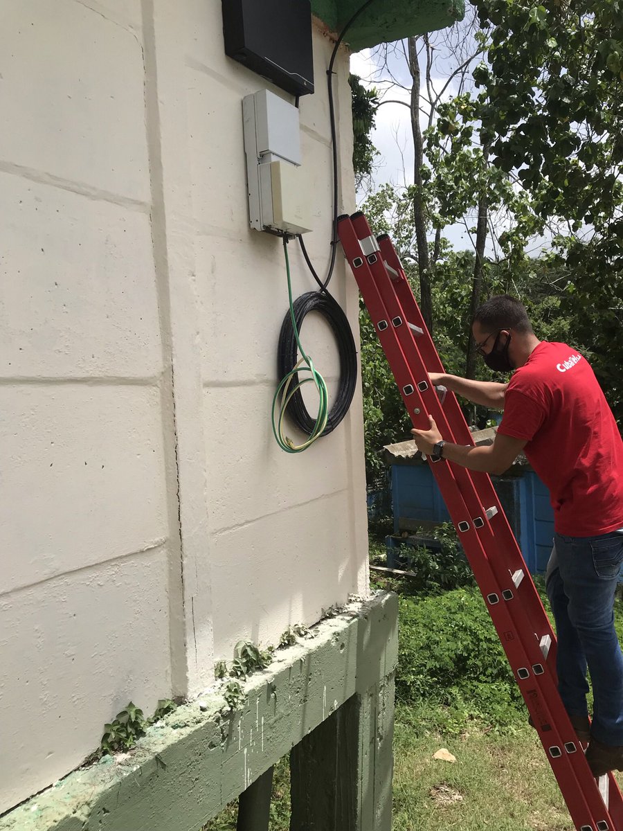 yusdedominguez's tweet photo. Empresas del ministerio de comunicaciones, como CUBATEL, nos apoyan en el territorio de #Mayabeque en la instalación de fibra óptica para seguir creciendo juntos https://t.co/G27DEx8a0v