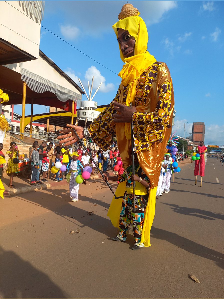 IFCameroun's tweet photo. YAOUNDÉ
#ForumDesMétiersDeLaModeEtDuDesign
#SemaineDeLaMode
La parade est en cours 🥰🥰
Le boulevard du 20 mai s'est transformé en arc en ciel 🤩🤩 https://t.co/bT94icuTWm