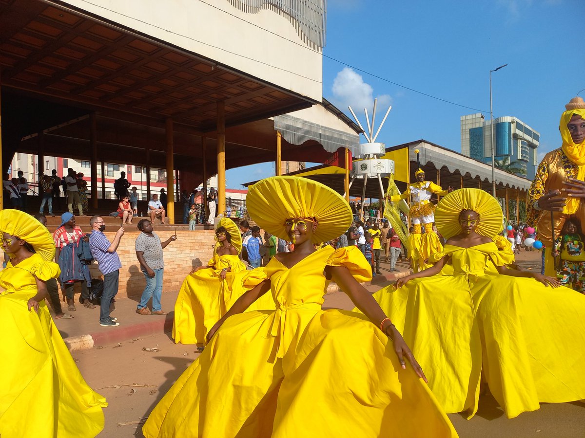 IFCameroun's tweet photo. YAOUNDÉ
#ForumDesMétiersDeLaModeEtDuDesign
#SemaineDeLaMode
La parade est en cours 🥰🥰
Le boulevard du 20 mai s'est transformé en arc en ciel 🤩🤩 https://t.co/bT94icuTWm