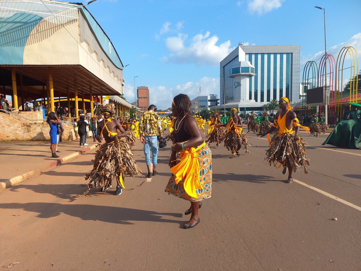 IFCameroun's tweet photo. YAOUNDÉ
#ForumDesMétiersDeLaModeEtDuDesign
#SemaineDeLaMode
La parade est en cours 🥰🥰
Le boulevard du 20 mai s'est transformé en arc en ciel 🤩🤩 https://t.co/bT94icuTWm