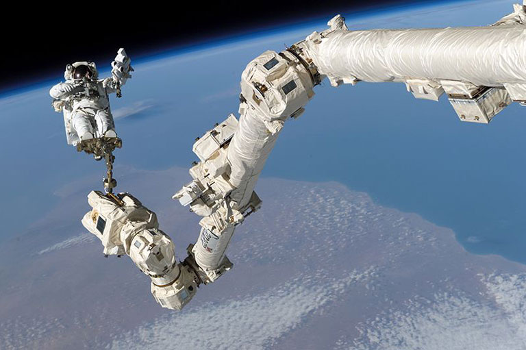 CanadasHistory's tweet photo. #OTD in 1981, the #Canadarm was deployed for the first time. https://t.co/dXEMh9Mm1i #CanadianInventions https://t.co/hpEpJJTMvO