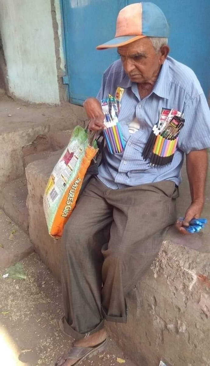 SumanPooniaJJN's tweet photo. गरीबी का आलम तो देखो साहब 
मेरी दुकान का दायरा मेरे कमीज से भी छोटा है
ईमानदारी से संघर्षपूर्ण जीवन बिताने वाले स्वाभिमानी बाबा को बारम्बार सलाम 🙏🙏🙏🙏🙏 https://t.co/LrPobcunai