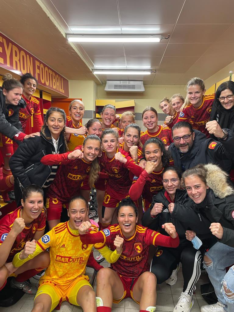 OfficielRAF's tweet photo. « Elle est pour toi Sana » ❤️💛 https://t.co/teBJR8lvgP