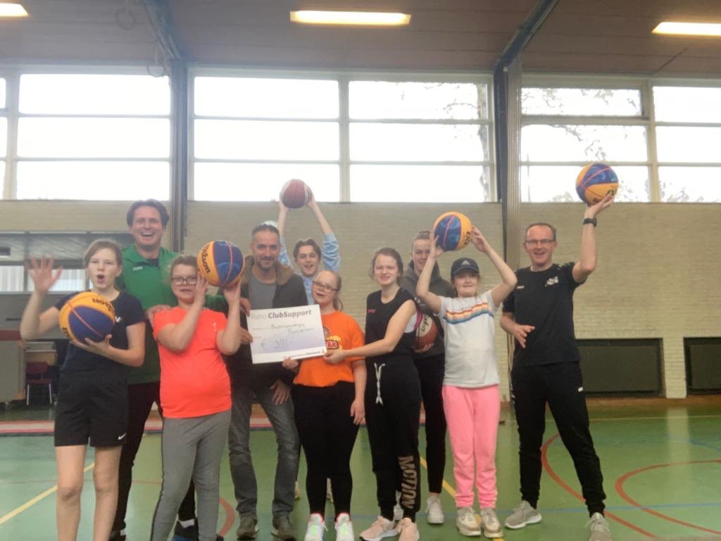 Werden we vanmorgen tijdens de training zomaar gestoord door Gerco van <a href="/Rabobank/">Rabobank</a>.Gerco kwam niet bij ons om mee te trainen, maar hij had een geweldige cheque bij zich. Onder trom geroffel mocht Danique het bedrag op de cheque laten zien. Wat een feest!! #Raboclubkas #bedankt