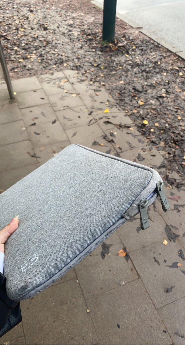 itsdiam__'s tweet photo. ⚠️⚠️⚠️ a la personne qui a laisser son PC à UCCLE à l’arrêt du Homborch jai ton pc envoie moi un dm ⚠️⚠️⚠️ https://t.co/KKaBE30Swk