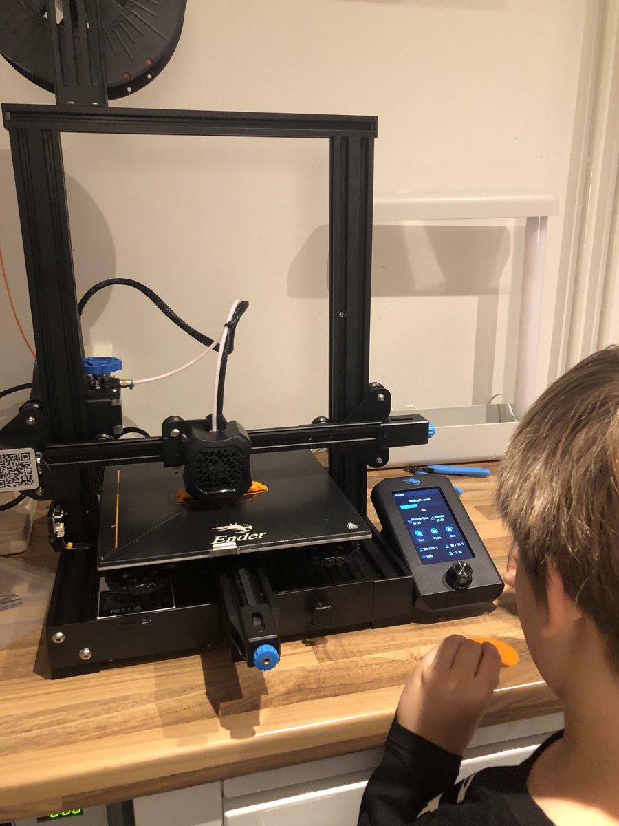 Mulla ei ollut lapsena mitään elektronista laitetta, mut täällä sitä vaan 3D tulostellaan 😬