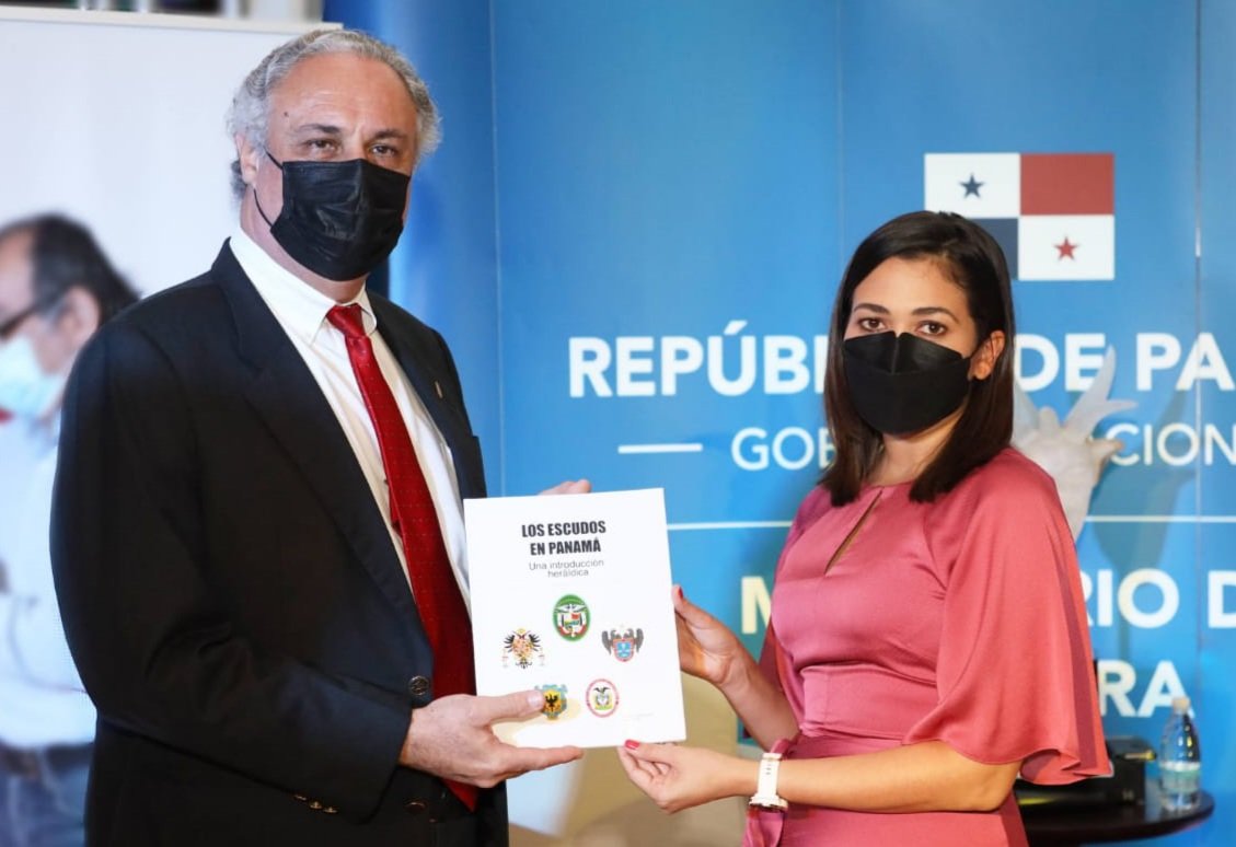 janaisatm's tweet photo. Encuentro de historia y letras. Con mucho regocijo acompañamos a Vladimir Berrío-Lemm director de @CONASINAPma, en la presentación de su libro: "Los escudos de Panamá, una introducción heráldica" un repaso por los símbolos que nos han identificado como nación a través de la vida. https://t.co/r21t7n65JG