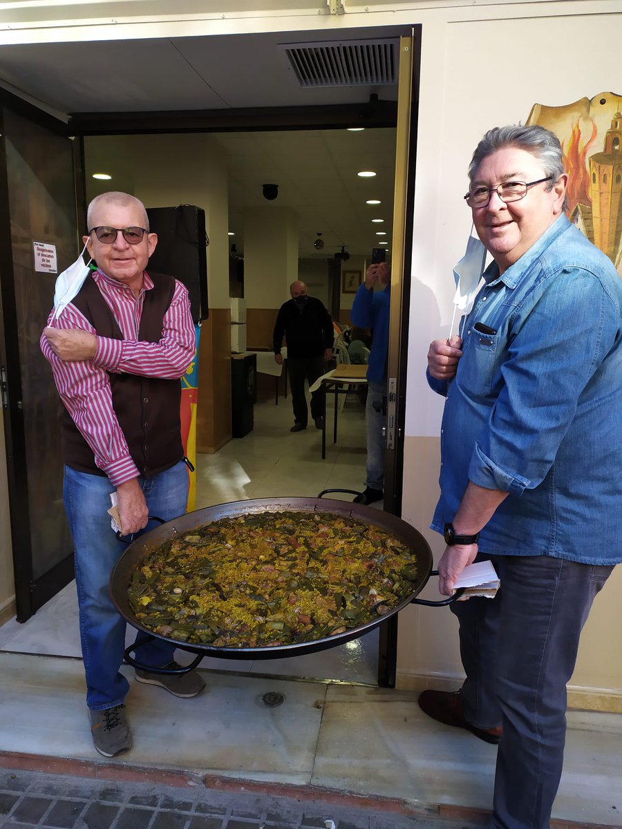 f_elsjovenils's tweet photo. Como poco a poco podemos volvernos a juntar, el domingo pasado celebramos nuestra I Jornada Gastronómica del ejercicio. ¡Cómo no, con paella. Qué ganas teníamos! 🥘 💖
#ElsJovenils #fentfalla #germanor https://t.co/r9RD5YFo6D