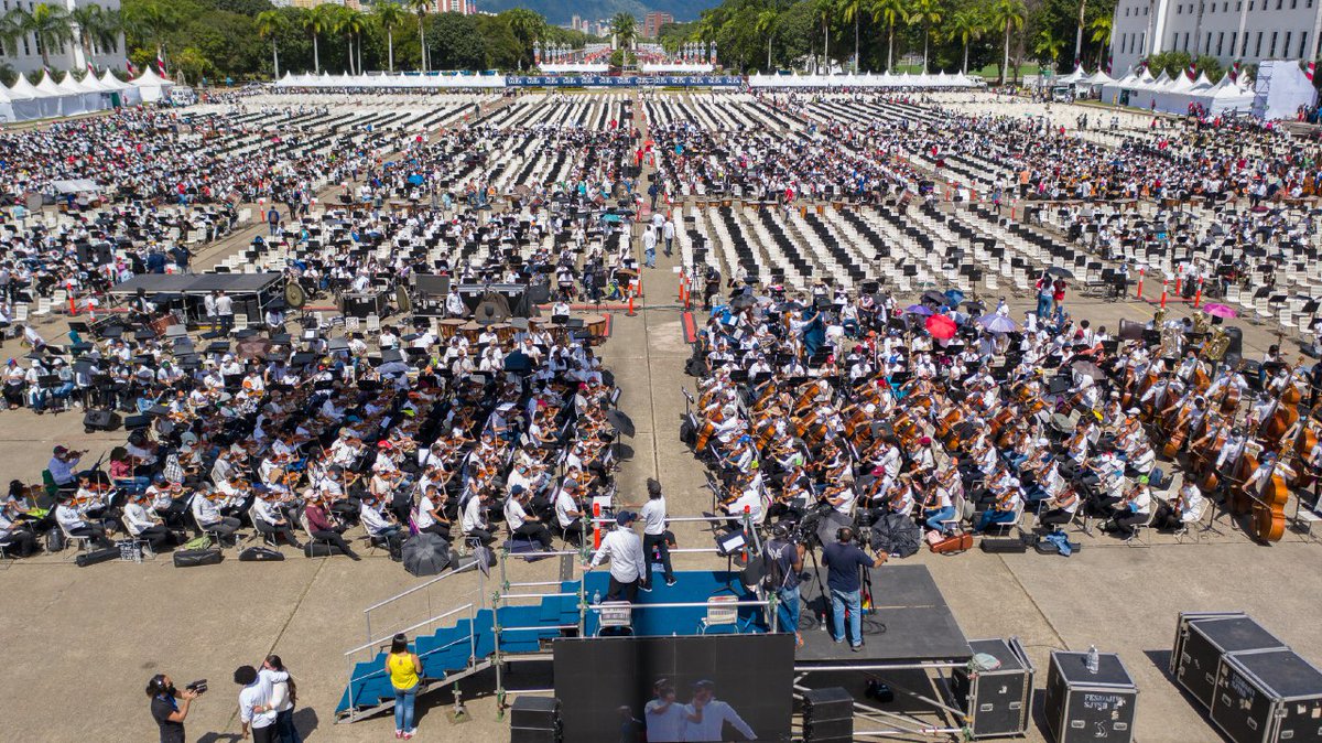 jesusmedinae's tweet photo. ¡Atentos! Hoy sabado 13 de Noviembre 12.000 músicos de la orquesta Simón Bolívar provenientes de todas partes del país intentarán romper el récord Guinness en el patio de la academia militar como la orquesta más grande del Mundo. El récord actual lo tiene Rusia con 8.092 musicos https://t.co/rYIYxuFbF1