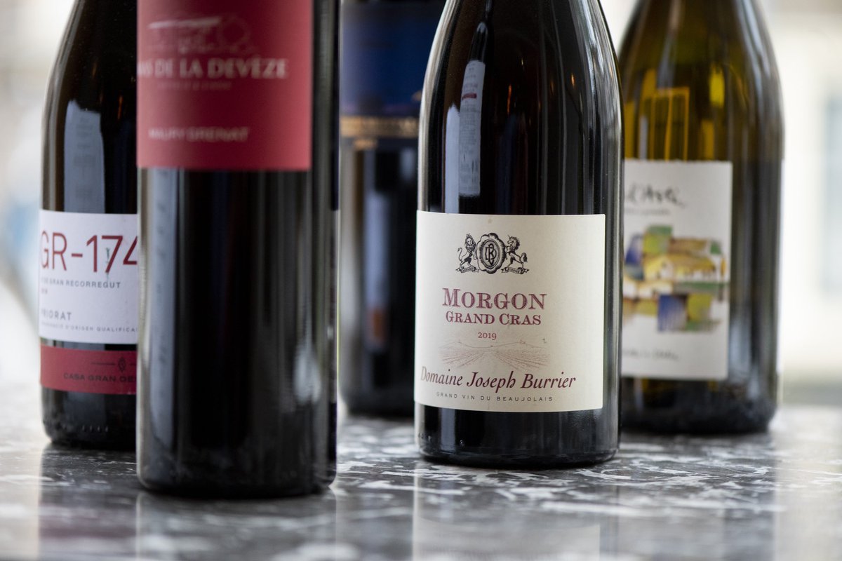 Morgon Grand Cras, Joseph Burrier 
Druif: Gamay / Streek: Beaujolais
Grand Cras is een van de zes klimaten van Morgon en ligt net onder Côte de Py. Grand Cras bestaat uit afgebroken rotsen en broze leisteen “roche pourries” die een kruidige en minerale smaak geven.  De tradi…