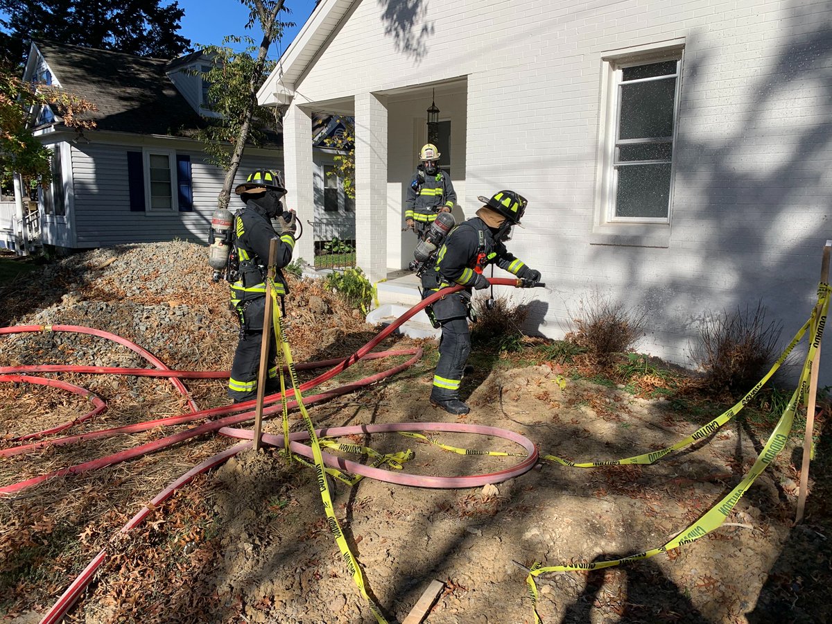 AlexandriaVAFD's tweet photo. This week, our first responders had the opportunity to train and run various drills in a residential building on E Del Ray Ave. They took a break for a bit to chat about fire safety and show off their gear and apparatus with some kids in the area. #traineveryday #stayready https://t.co/0XJD8XKl5B