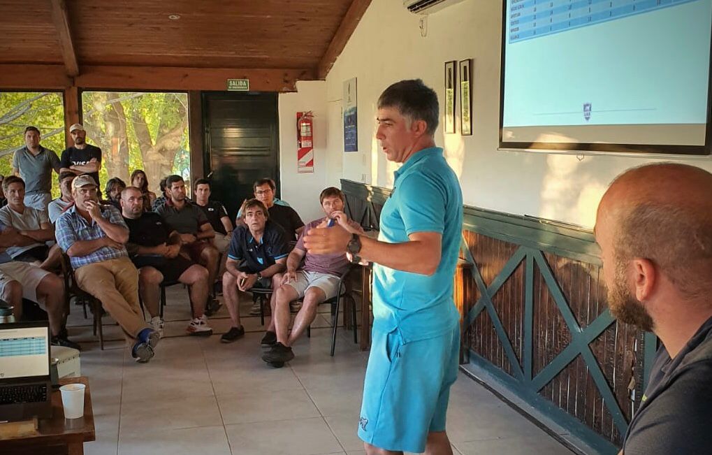 En el marco del Argentino Juvenil en Santa Fe, más de 60 entrenadores participaron de la charla “El perfil del jugador juvenil de alto rendimiento”, dictada por José Pellicena y Andrés Bordoy, con la presencia de los managers de las Academias UAR. #LaUniónDeTodos #RugbyArgentino