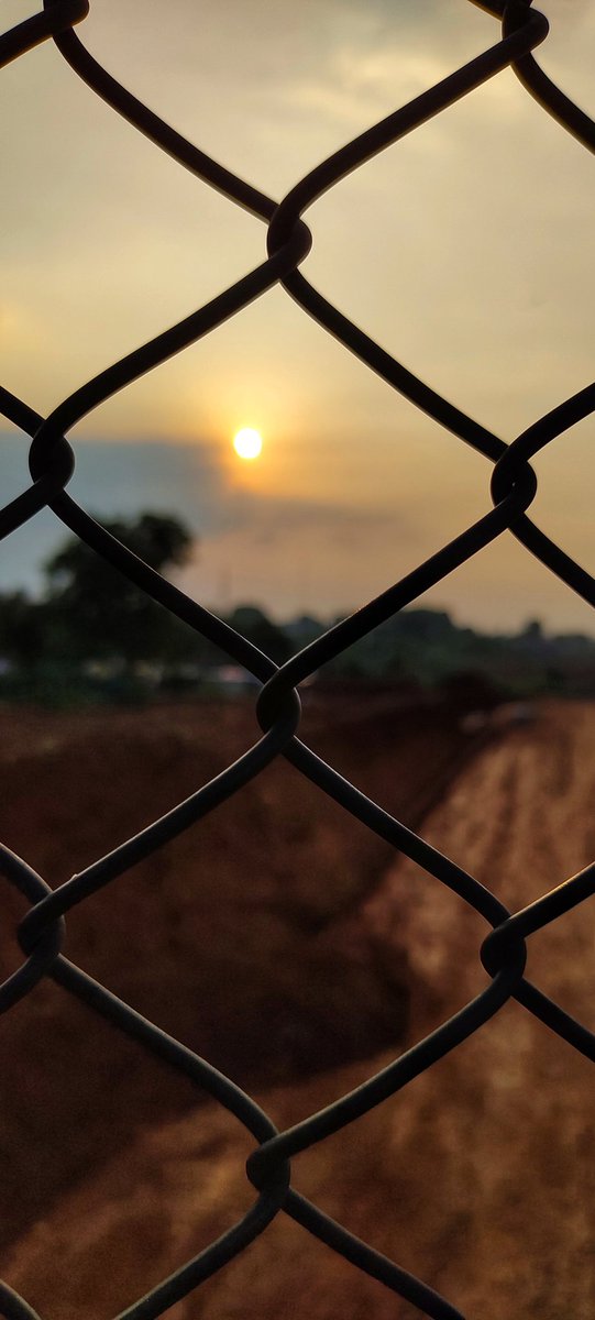 damar_samudro's tweet photo. Motret pakai Handphone 
Judul: Senja Dibatas Kota 
Photo @damarsamudro #motretitujujur #damarsamudro #indonesiaitugue https://t.co/ssWfB8JaLr