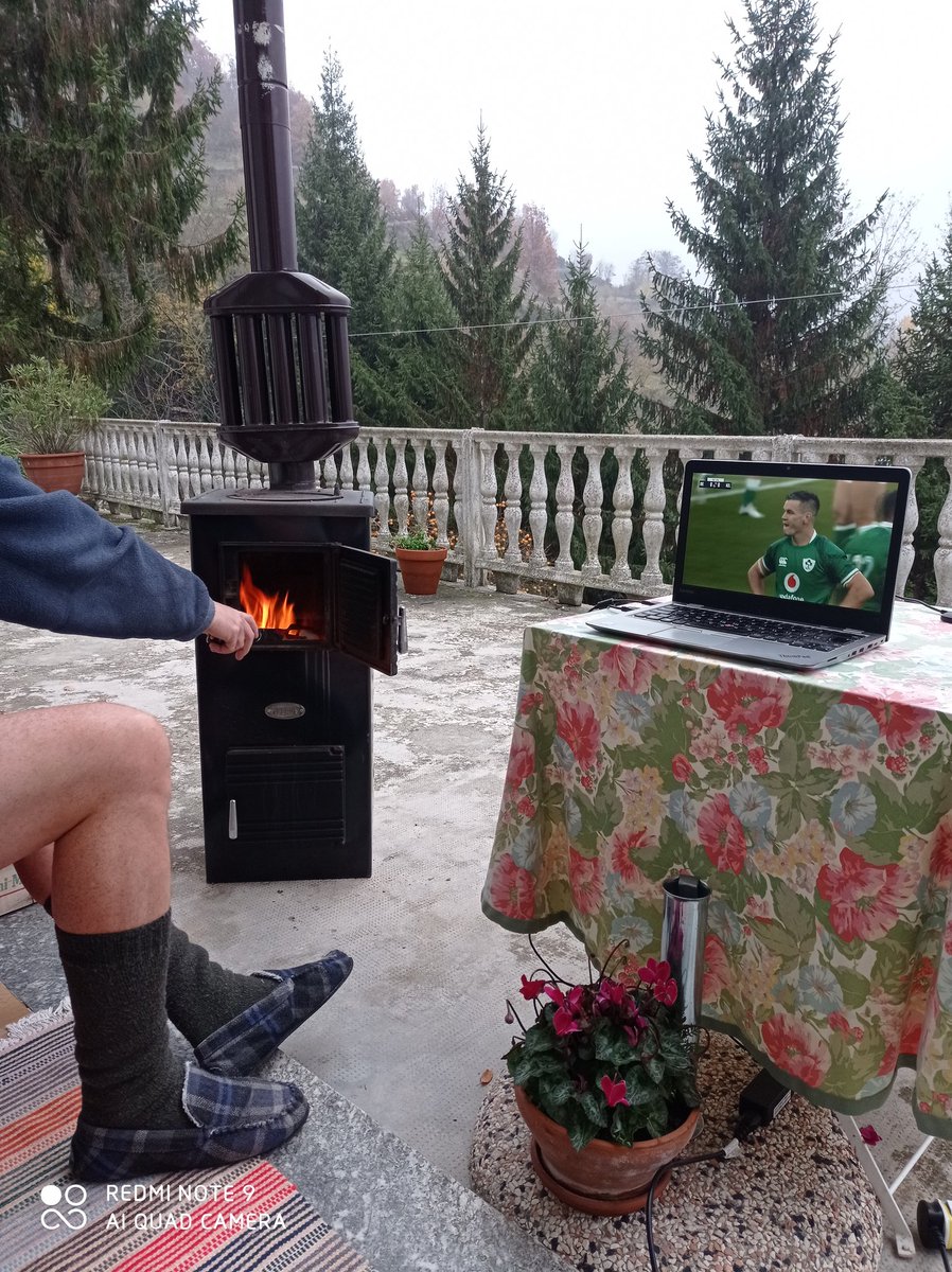 Toasting marshmallows while watching Ireland and New Zealand in rugby #AutumnInternational. I think Sexton wants a marshmallow! 🤣🏉😃 #rugby #Ireland #Piemonte #AltaLanga