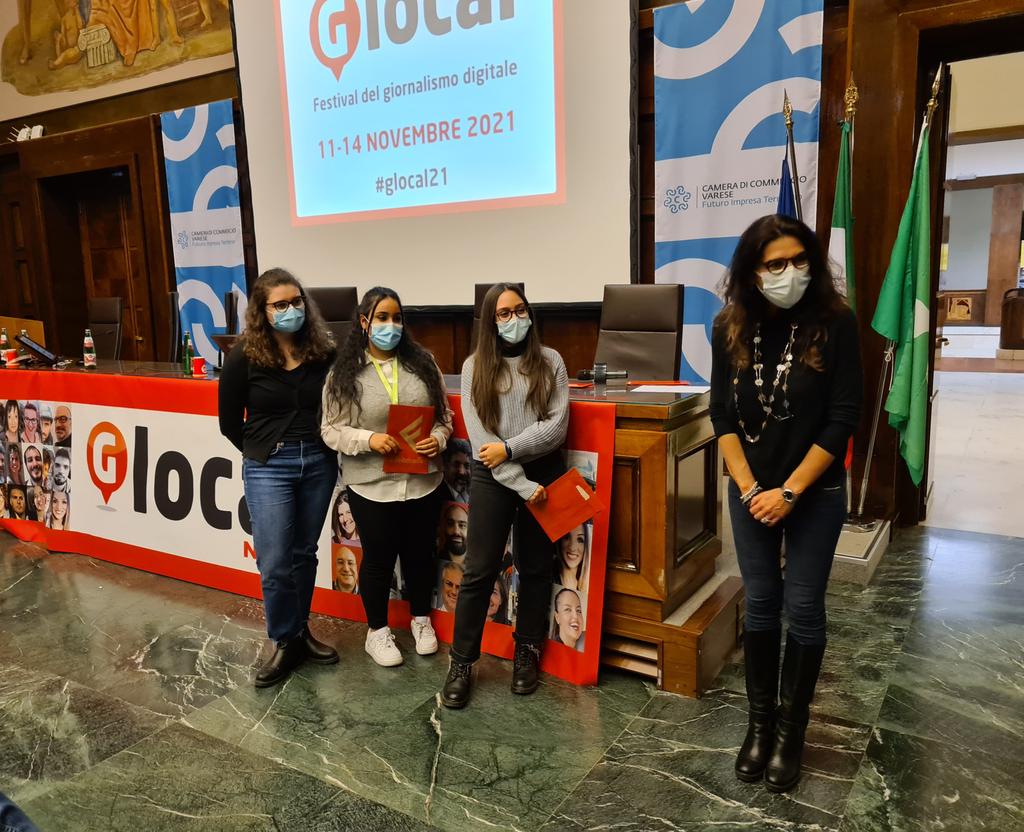 ConsLomb's tweet photo. Nel salone della Camera di Commercio di #Varese la premiazione di #BlogLab #glocal21 Vice Presidente @f_brianza e consigliere @SamueleAstuti con i ragazzi vincitori dell'ITC Tosi di #Gallarate e gli altri concorrenti https://t.co/3zvIQ8cs7e