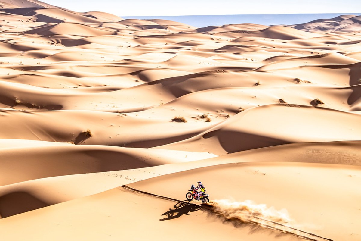 KTM_UK's tweet image. #KTMBlog - On his way to this year's FIM Cross-Country Rallies World Champion title, Matthias Walkner raced through a number of countries, through diverse terrain from dense forest to wide-open desert dunes. Click fal.cn/3jOko for more.

#KTM #ReadyToRace #Rally
