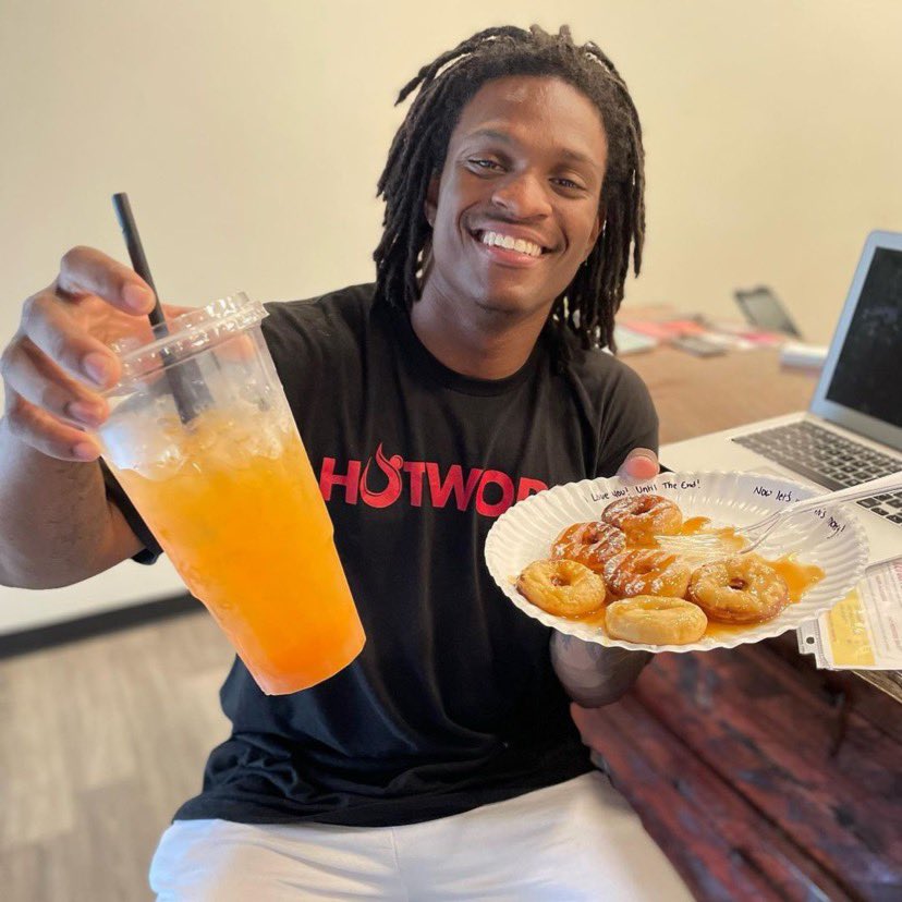 txstbcn's tweet photo. Today is the LAST home football game! Come by the shop and get your TEXAS SIZED 44oz tea 😲🥤 Today ONLY while supplies last!! Don’t miss out!! 
#BobcatNutrition
#SuperSizeSaturday https://t.co/uoTvElUENp