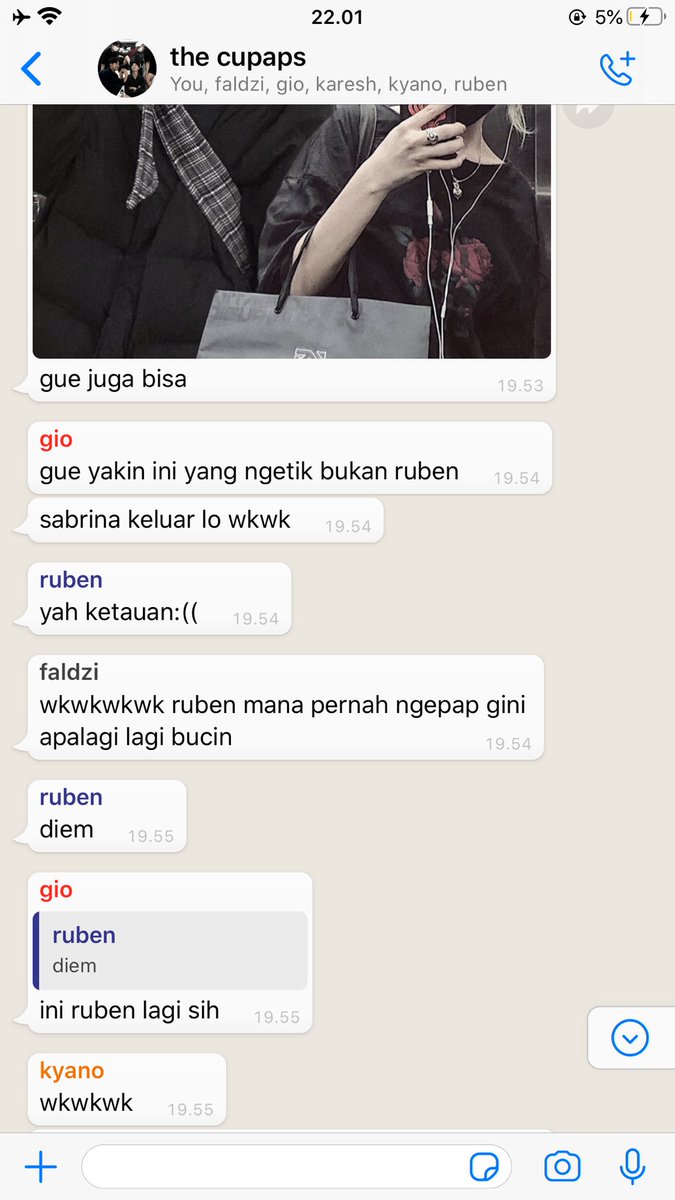 flowewinx's tweet photo. ruben si paling gengsi(?) tapi untung ada sabrina #blueben https://t.co/MdtEKRuEaV