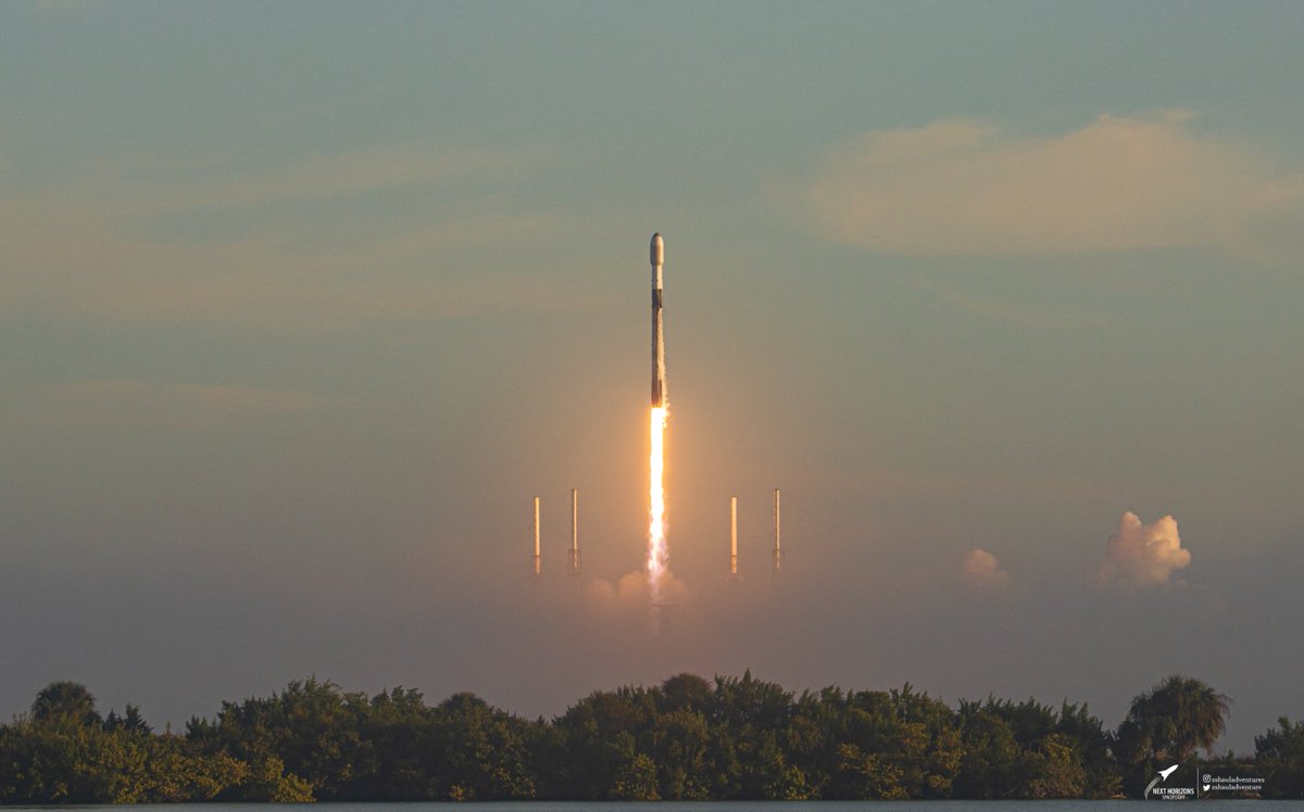 Link4Universe's tweet photo. c'è stato un lancio bellissimo della SpaceX in mezzo alla nebbia poche ore fa!! <3 https://t.co/F4H6GiDq2G