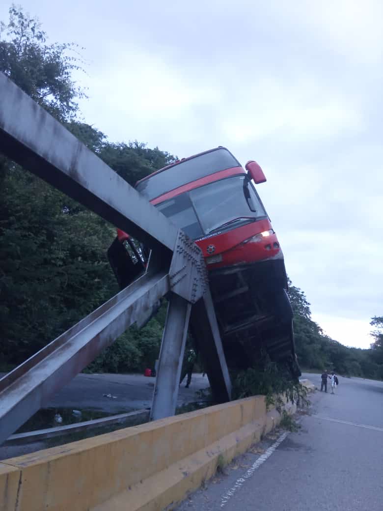 MBorrev's tweet photo. Este fue el autobús en el q mi hija y yo, y otras 20 personas viajabamos desde Caracas a Maracaibo; a las 4:30am fue el accidente, y hasta la hora, ni una llamada ni mucho menos atención de la empresa aeroexpresos ejecutivos. https://t.co/sbuSSYi3NG