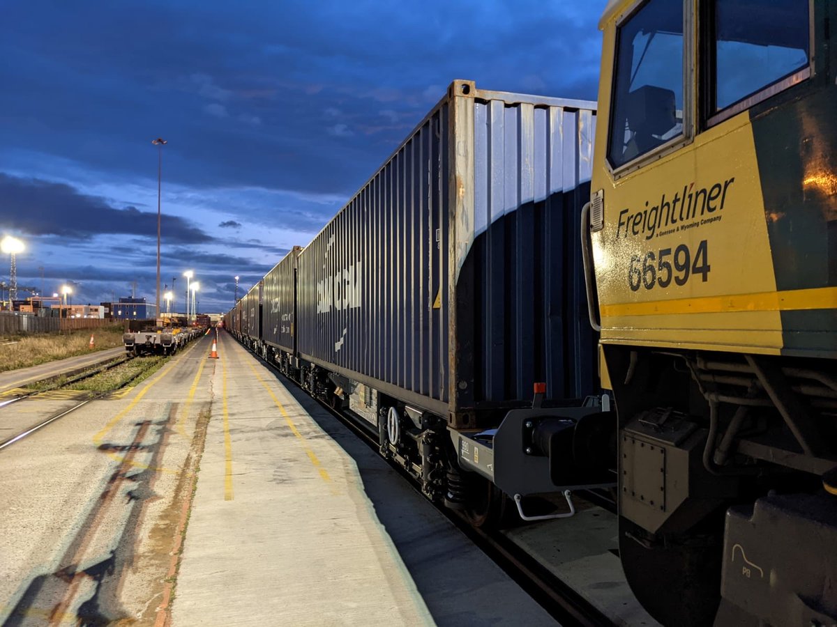 We are working on a number of initiatives to alleviate the current supply chain challenges including providing supplemental weekend rail services to move our customers' goods in time for Christmas.

#winetrain #christmas #railfreight