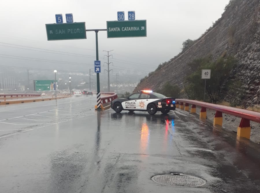 seguridadmtymx's tweet photo. Atención cierres viales

Debido a las lluvias que se están presentando en la zona metropolitana se realiza el cierre vial de las siguientes calles y avenidas: 
-Rogelio Cantú y Aarón Sáenz por pavimento resbaladizo 
-Ruiz Cortines y Conchello por encharcamiento
Emergencias al 911 https://t.co/bEWsy3h8Eh
