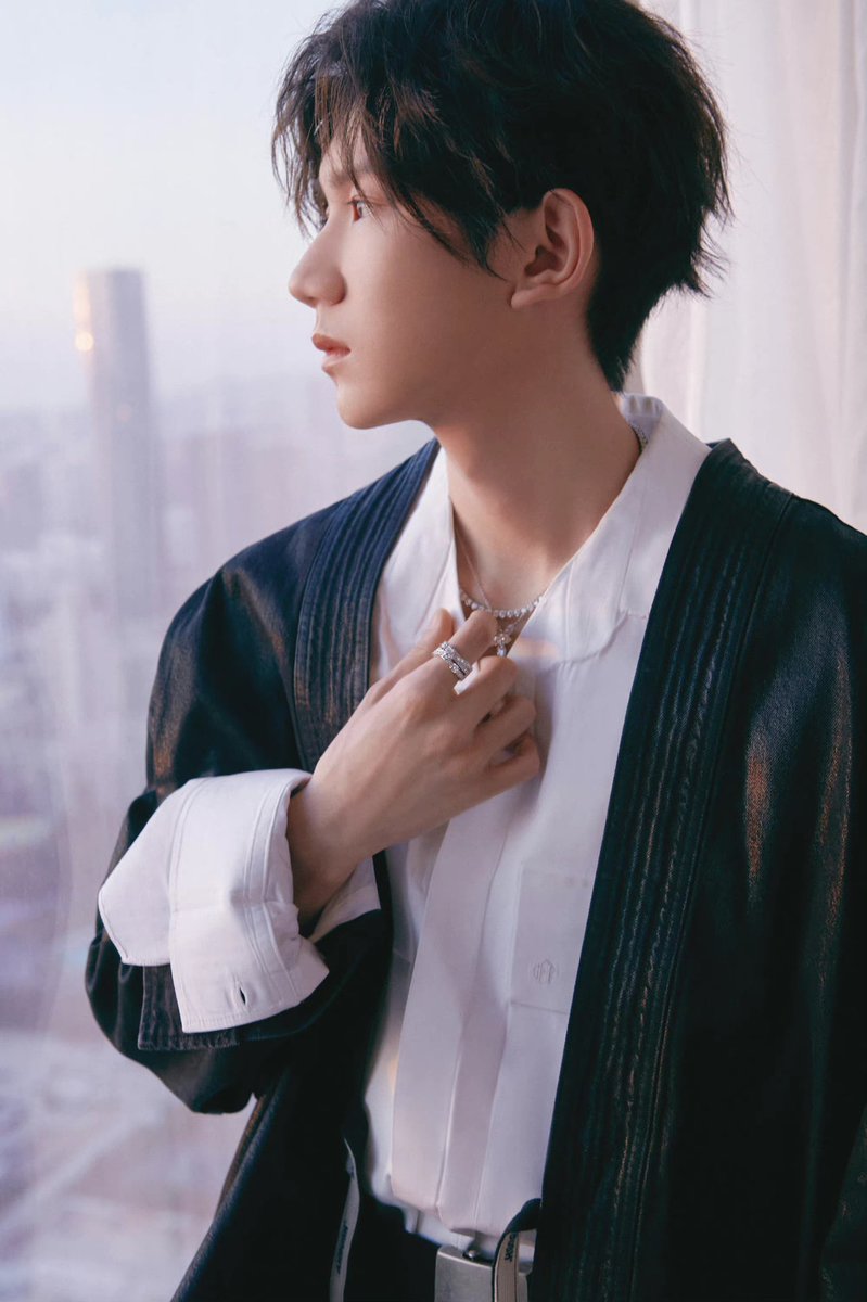 roywangvnfc's tweet photo. 💚Roy Wang Studio Update (13/11) : 

明眸生辉，优雅风仪。今晚 #时尚芭莎慈善晚宴 ， TFBOYS-王源  以歌声落流星，抚散冬寒，留住美好。 ​​​

Cre: 王源RoyWang工作室 更新 https://t.co/BzP0ZTRJ8q