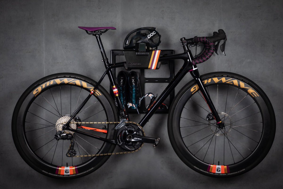 Artivelo_com's tweet photo. Vandaag is het Nederlands Kampioenschap Gravelen. Haal jij dit weekend ook je gravelbike van de muur voor het NK of een mooie gravelrit? #opencycle #opencycles #openwide #gravelbike #gravelbike #pocsports #lakecycling #wielrennen #cycling #fietsophangsysteem #fietsophangen https://t.co/BZZNyDUFak